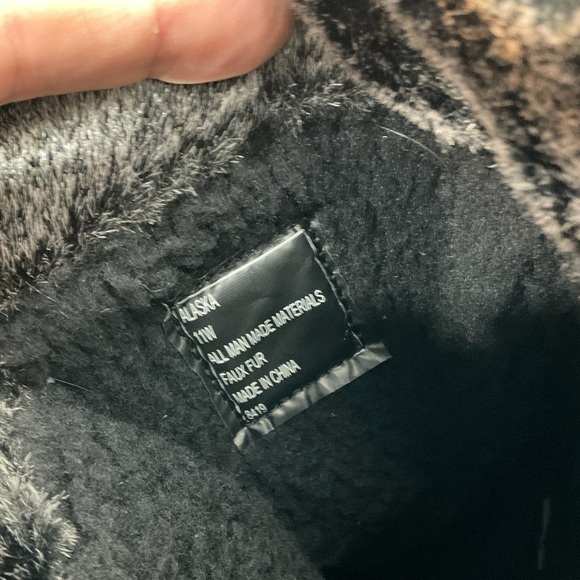 Sporto Alaska black quilted snow boots w/lace-up design w/sturdy metal d-rings - Picture 2 of 13